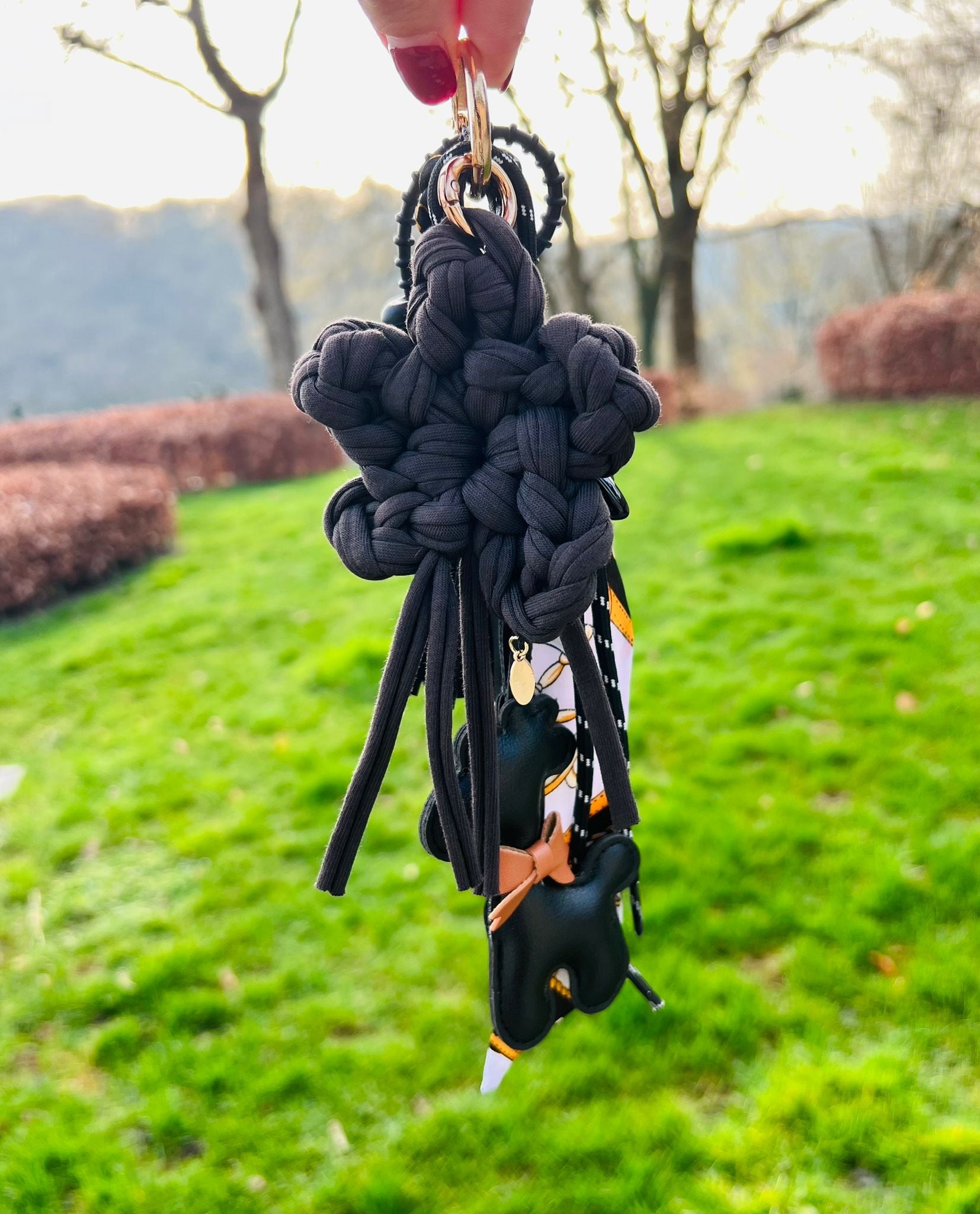 Le gri-gri fleur crochetée noire