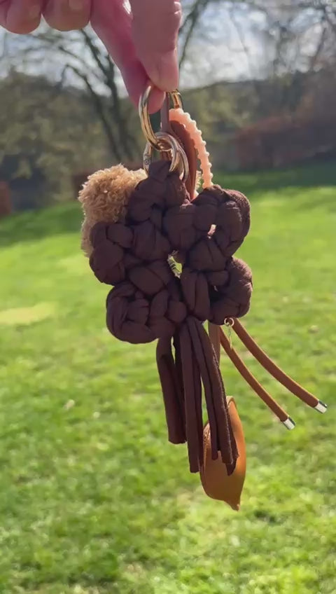 Le gri-gri fleur crochetée brun